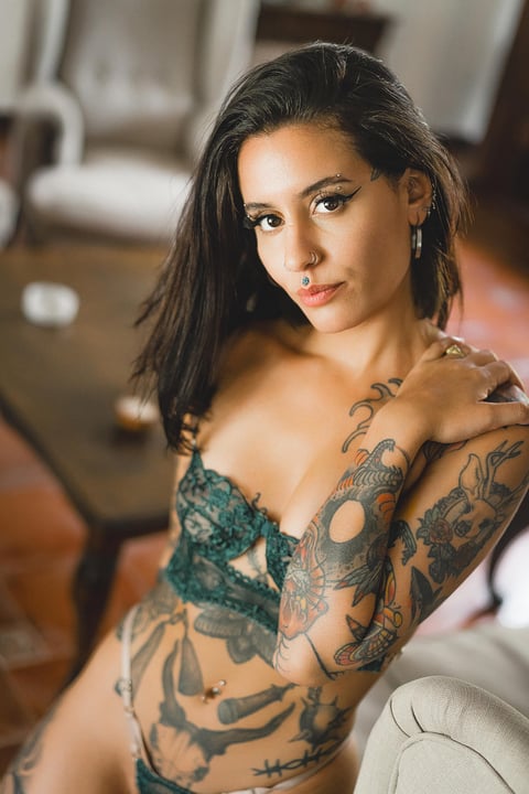 ¡Estrella porno hardcore con tinta de tatuaje!