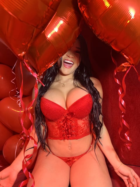 Me encanta bailar y mover mis nalgas en cualqui...