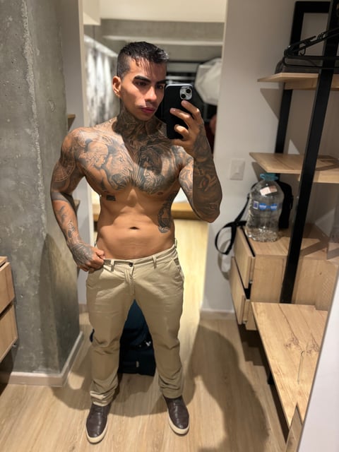 Chico latino tatuado de Colombia