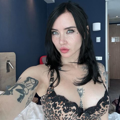 Princesa pequena de olhos azuis e corpo tatuado 🥰