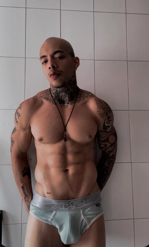 Venezolano aventurero adicto al sexo y a la tinta