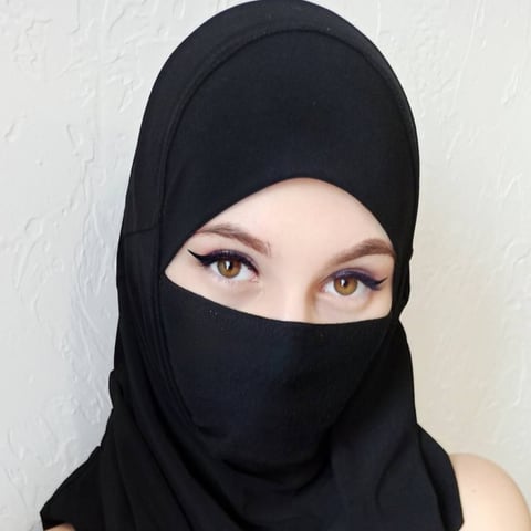 La ragazza con l'hijab 🧕🏻👇 COSA SEI TU