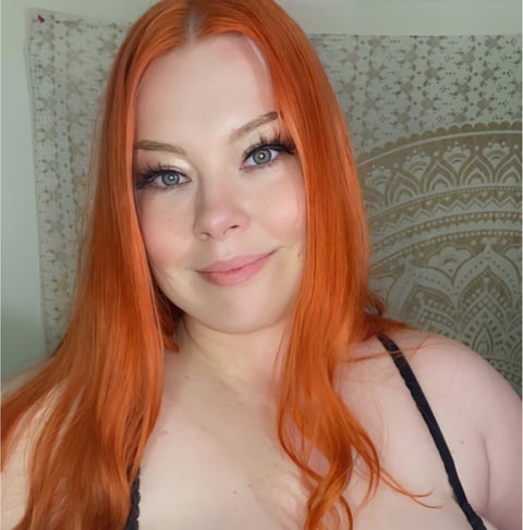 Pelirroja de grandes tetas y culo gordo también 😍