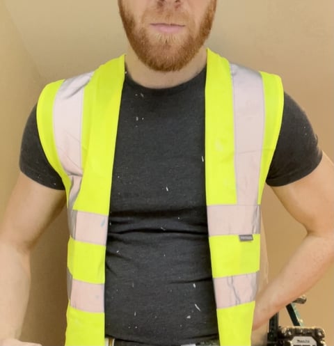 Twitter @tradesmandick

Cheeky sexy tradesman