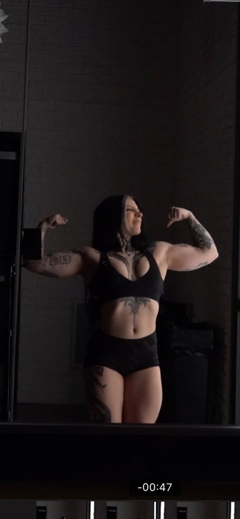5”1 muscle momma showin off what she worked for...