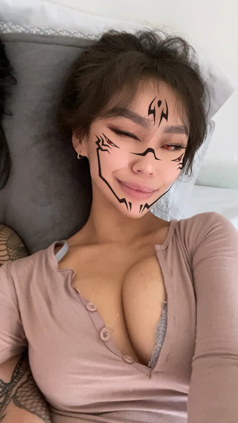 If you like reddit humor & a 5’2 tatted kor...