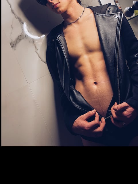 Hey I’m a 19yr old straight tiktoker who likes ...
