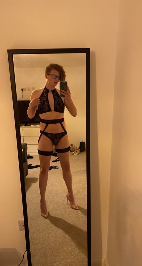 Im a sexy crossdresser who wants to share my pa...