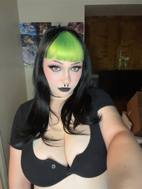 Goth goddess with a thick ass and big mommy mil...