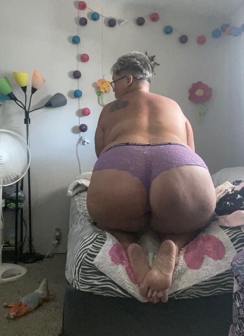 18+ Let's have some fun! I'm a sexy GILF that l...
