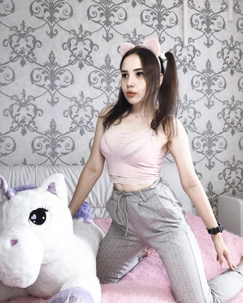 Welcome to my online life. I'm Adelina, I'm 20 ...