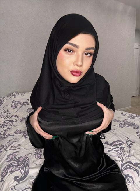  like to know what's under my hijab😍 😈